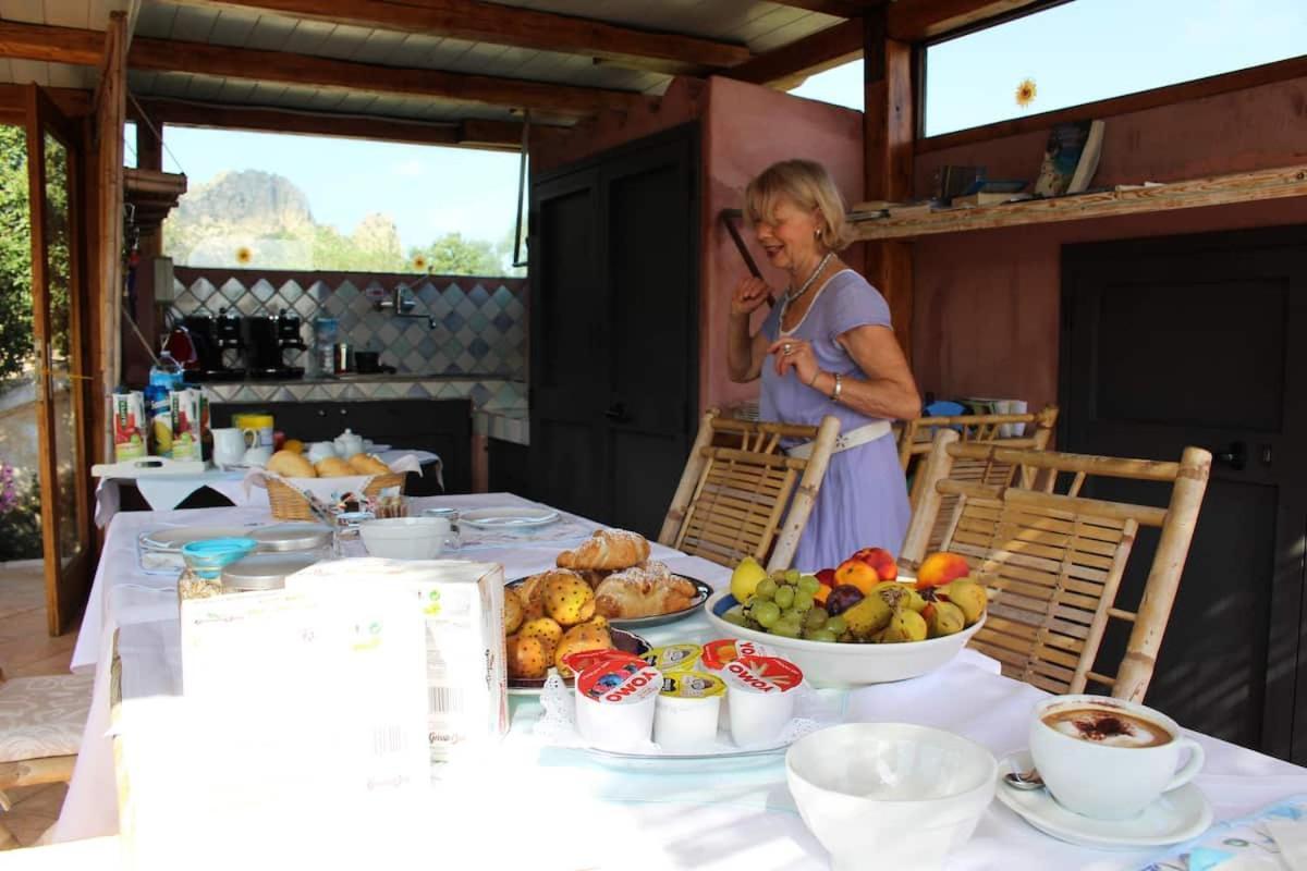 B&B Le Corti Di Aloa San Pantaleo Kültér fotó